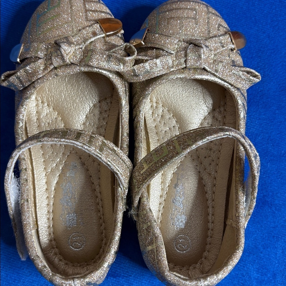 ⭐️ NWOT- Gold Glittery Kids Shoes- size 21 - Picture 5 of 8